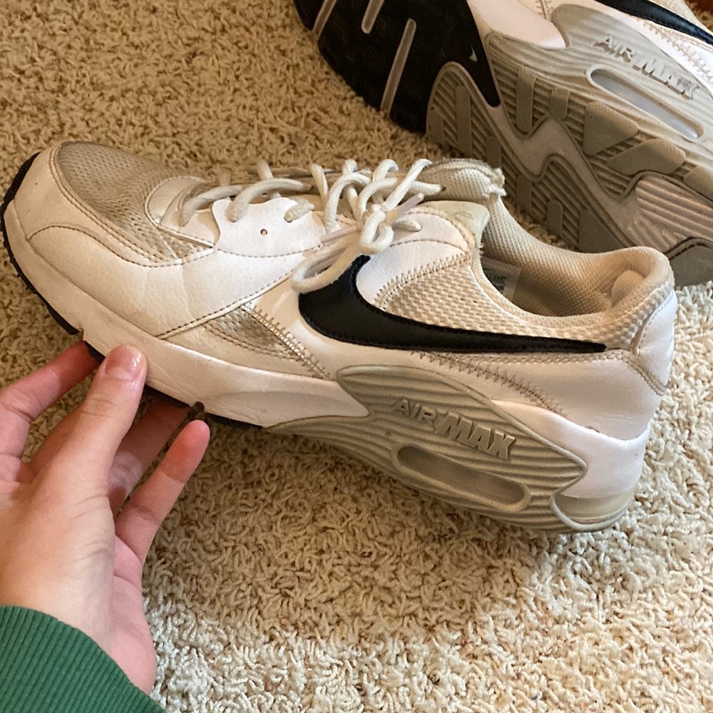 These are Nike Air Max’s! they are size 10! and just need washed!